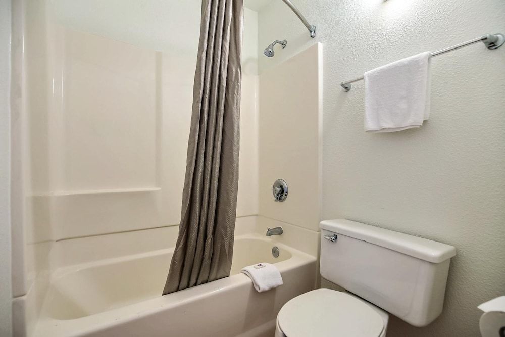 Motel 6 Oakland, CA - Embarcadero Deluxe Room, 1 King Bed, Non Smoking, Refrigerator & Microwave 7