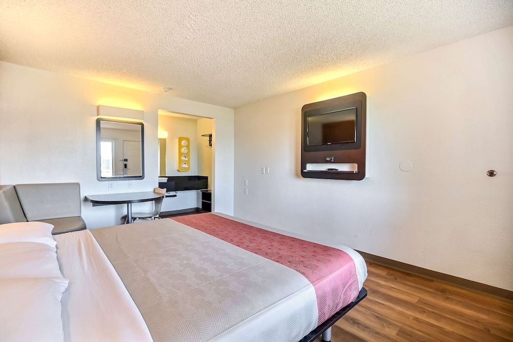 Motel 6 Oakland, CA - Embarcadero Deluxe Room, 1 King Bed, Non Smoking, Refrigerator & Microwave 2