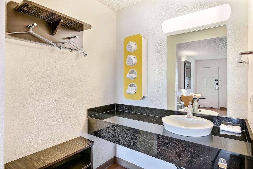 Motel 6 Oakland, CA - Embarcadero Deluxe Room, 1 King Bed, Non Smoking, Refrigerator & Microwave 10