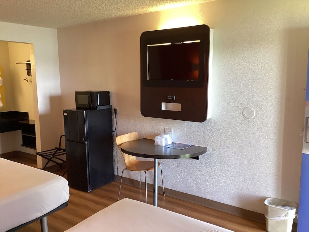 Motel 6 Oakland, CA - Embarcadero Deluxe Room, 2 Queen Beds, Non Smoking, Refrigerator & Microwave 8