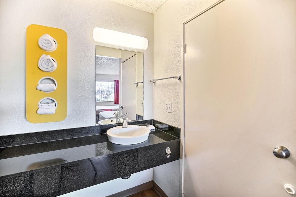 Motel 6 Oakland, CA - Embarcadero Deluxe Room, 1 King Bed, Non Smoking, Refrigerator & Microwave 6