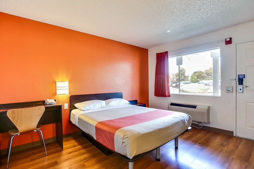 Motel 6 Oakland, CA - Embarcadero Deluxe Room, 1 King Bed, Non Smoking, Refrigerator & Microwave 4