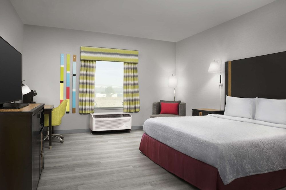 Room, 1 King Bed, Refrigerator