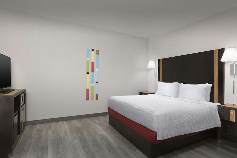 Room, 1 King Bed, Refrigerator