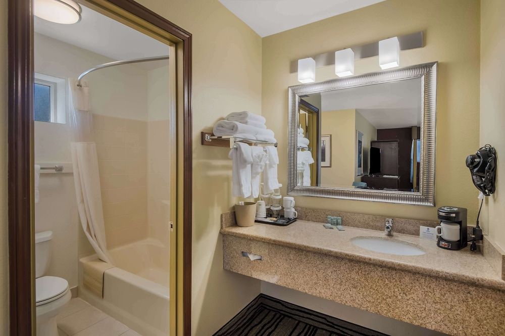 Standard Room, 1 Queen Bed, Non Smoking, Refrigerator & Microwave