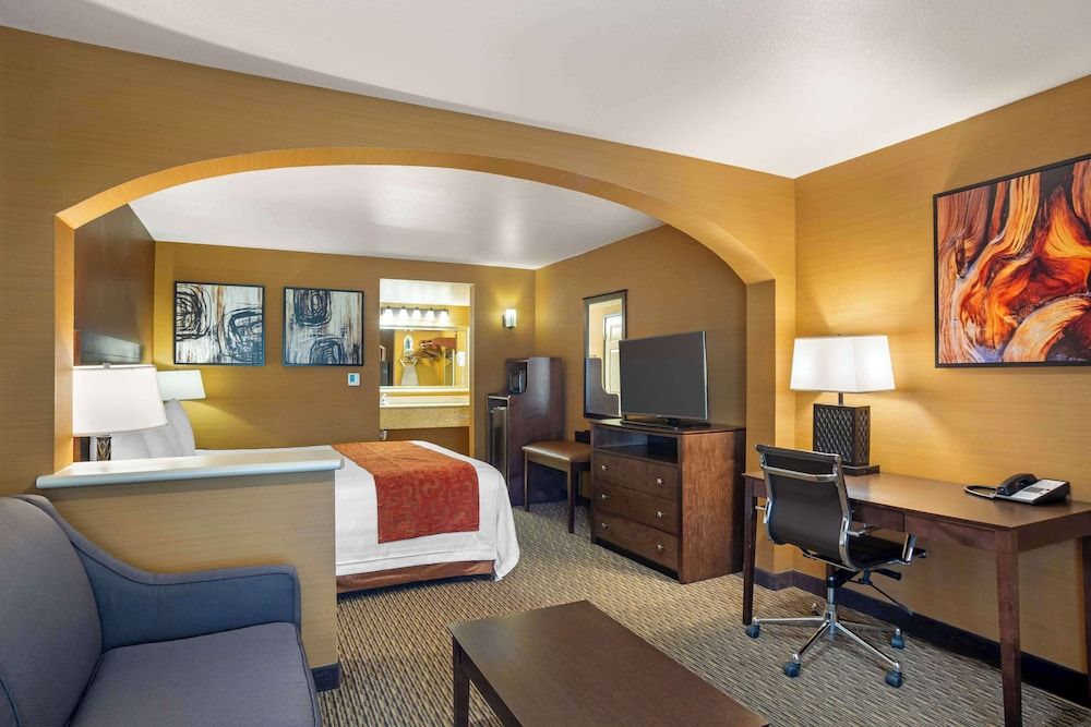 Best Western Exeter Inn & Suites Suite, 1 King Bed, Non Smoking, Refrigerator & Microwave 6
