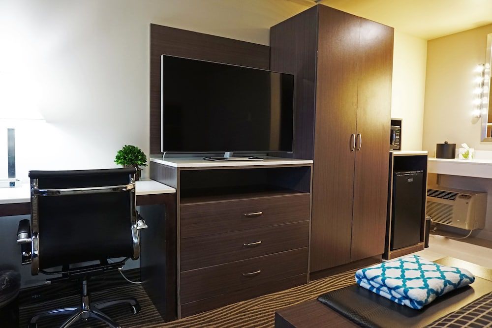 Crescent Bay Inn Deluxe Room, 1 King Bed, Ocean View 11