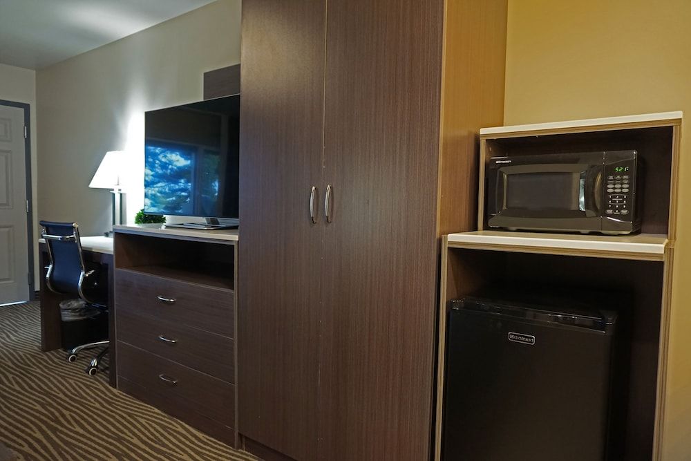 Crescent Bay Inn Deluxe Room, 1 King Bed, Ocean View 13