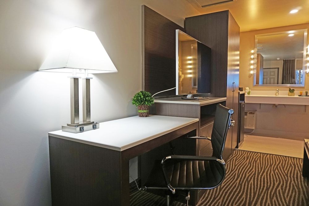 Crescent Bay Inn Deluxe Room, 1 King Bed, Ocean View 10