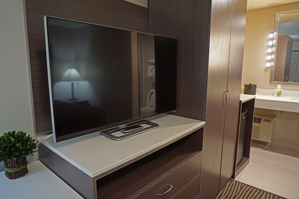 Crescent Bay Inn Deluxe Room, 1 King Bed, Ocean View 14