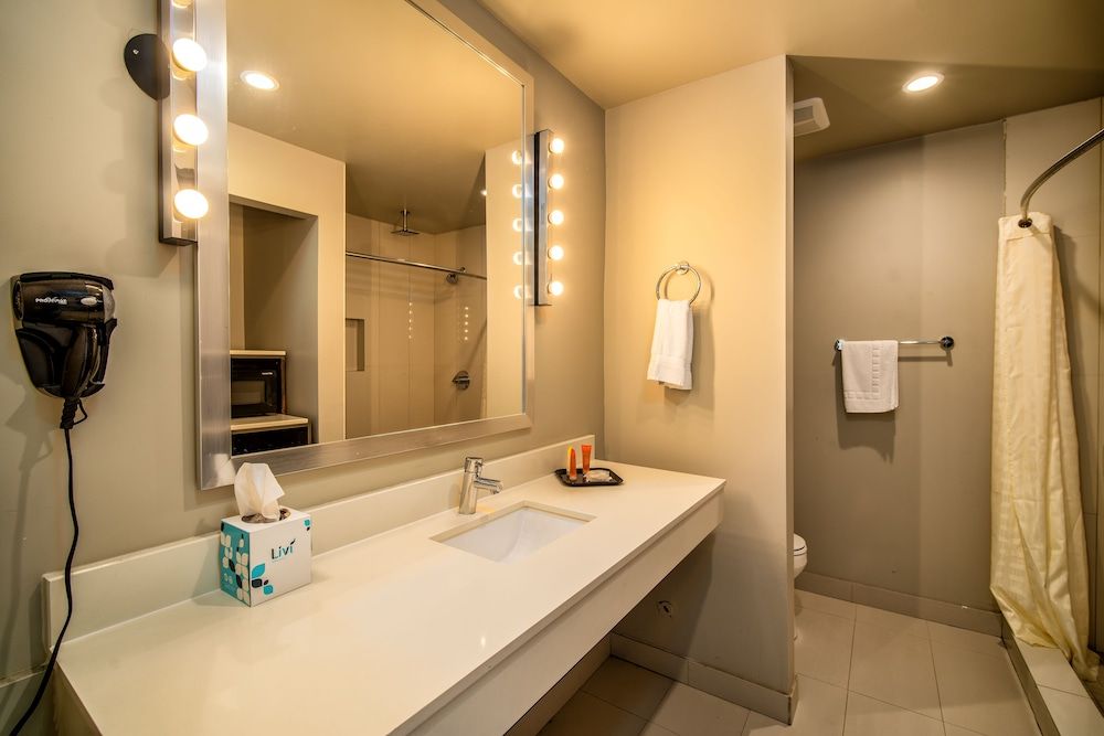 Crescent Bay Inn Deluxe Room, 1 King Bed, Ocean View 9