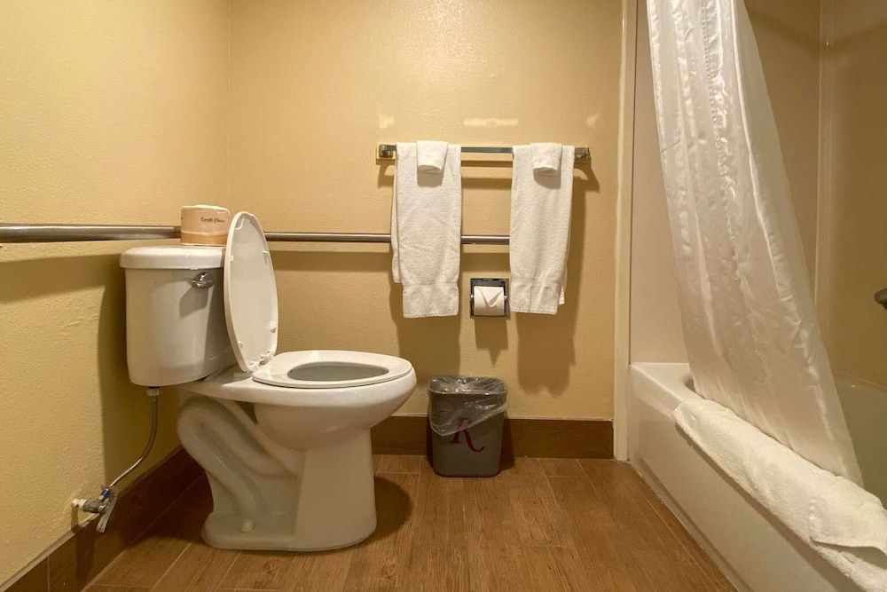 Americas Best Value Inn Azusa Pasadena Room, 2 Queen Beds, Smoking 5