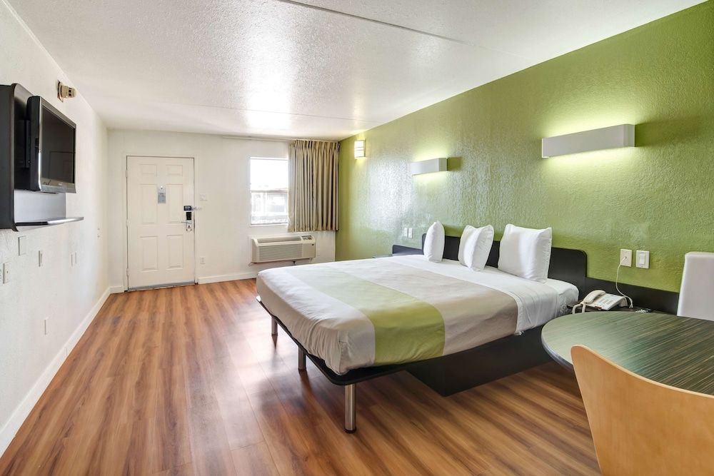Standard Room, 1 King Bed, Accessible, Non Smoking