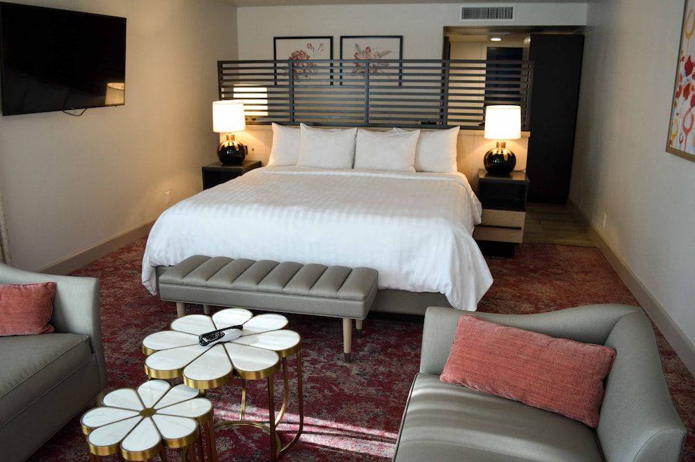 Grand Suite, 1 King Bed (Riverside)