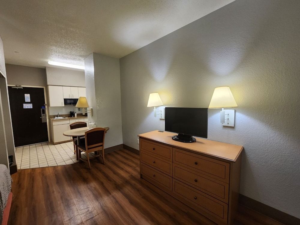 Motel 6 Biloxi, MS - Beach Standard Room, 2 Double Beds, Non Smoking, Kitchenette 8