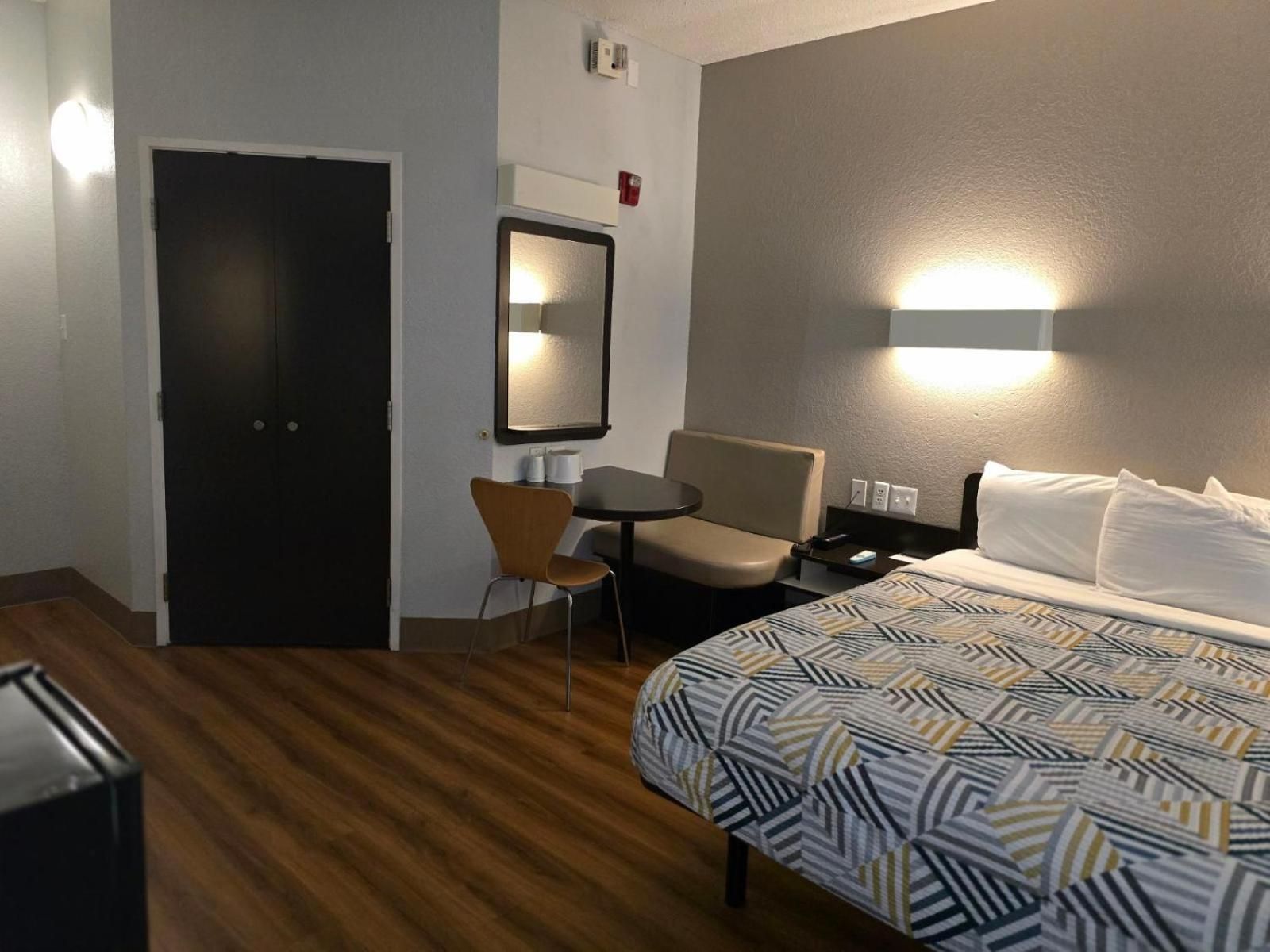 Motel 6 Biloxi, MS - Beach Deluxe Queen Room 10