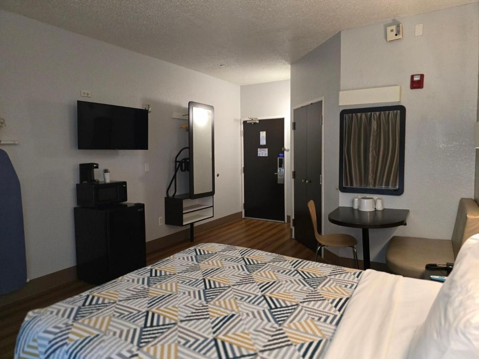 Motel 6 Biloxi, MS - Beach Deluxe Queen Room 8