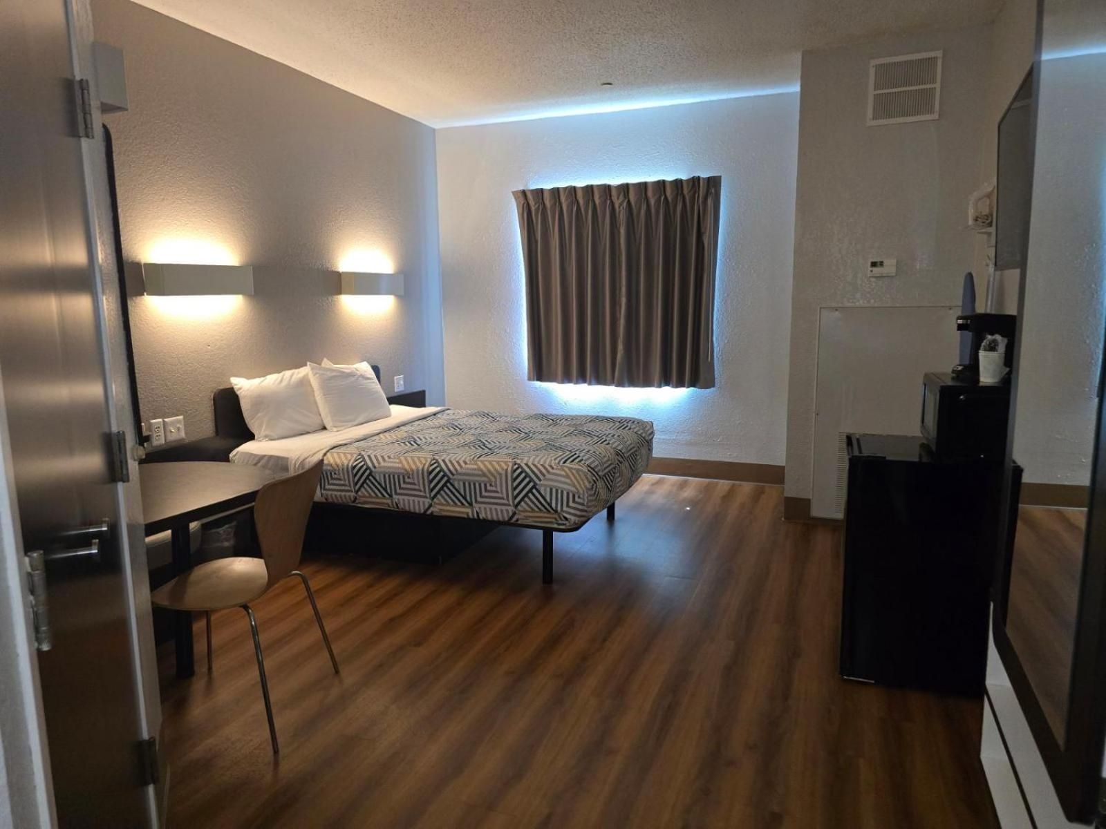 Motel 6 Biloxi, MS - Beach Deluxe Queen Room