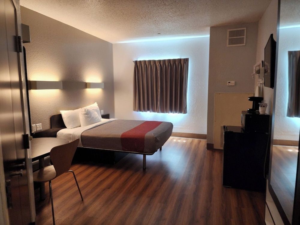 Motel 6 Biloxi, MS - Beach Premium Room, 1 Queen Bed, Non Smoking, Refrigerator & Microwave 2