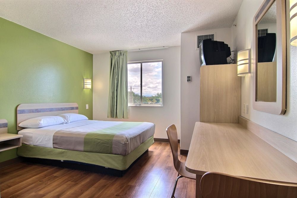 Deluxe Room, 1 Queen Bed, Non Smoking, Refrigerator