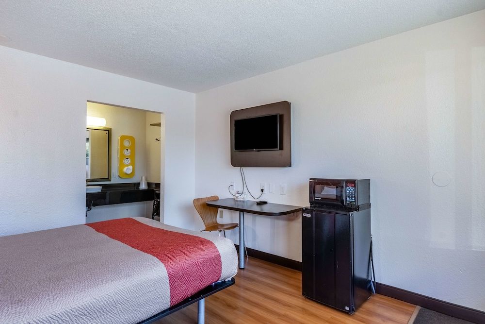 Deluxe Room, 1 Queen Bed, Accessible, Non Smoking
