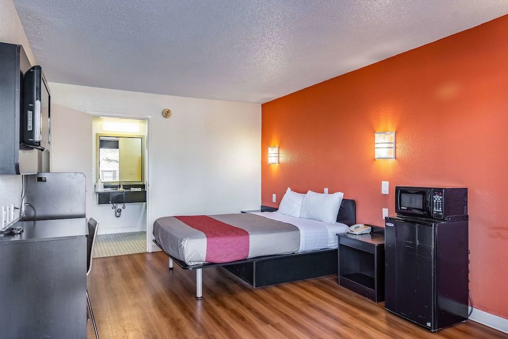 Deluxe Room, 1 Queen Bed, Accessible, Smoking