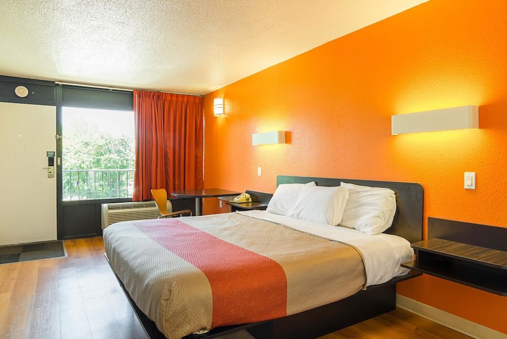 Deluxe Room, 1 King Bed, Non Smoking, Refrigerator & Microwave