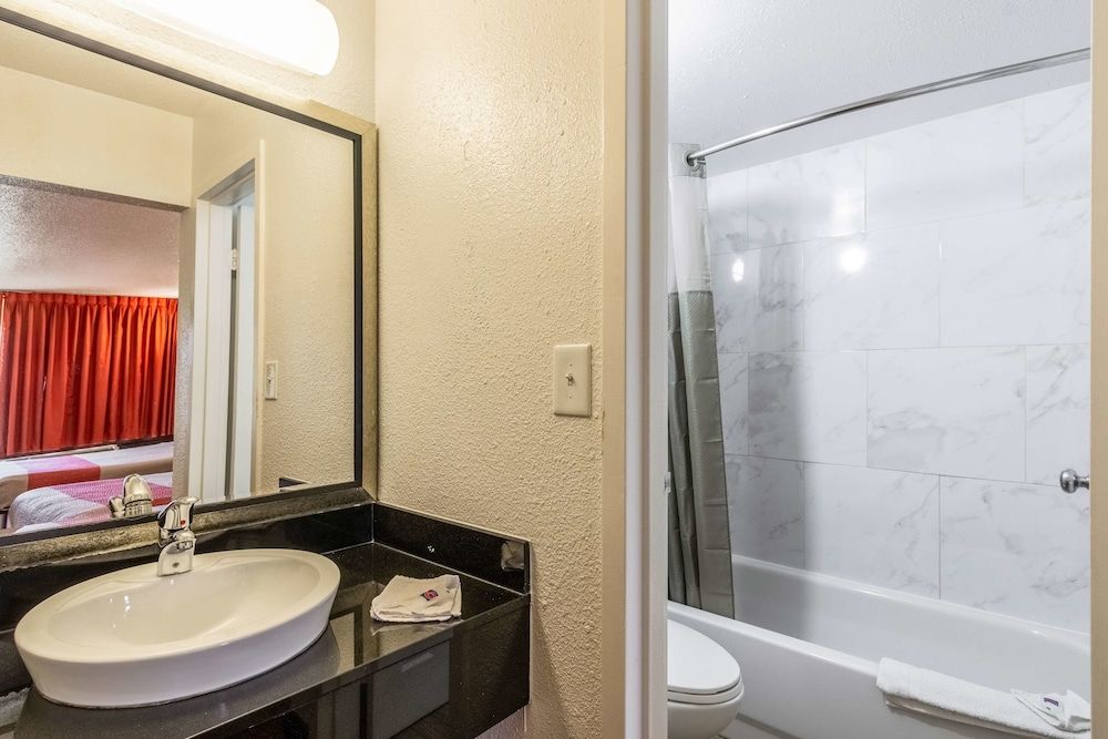 Deluxe Room, 1 Queen Bed, Non Smoking, Refrigerator & Microwave