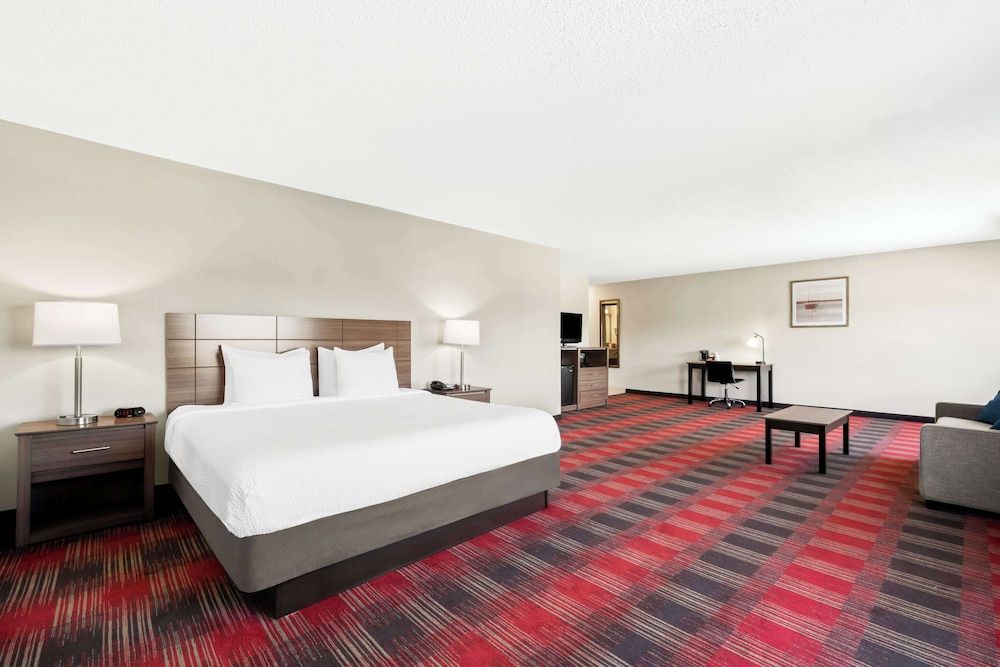 Best Western Dartmouth-New Bedford Standard Room, 1 King Bed, Non Smoking, Refrigerator & Microwave (Larger Room) 2