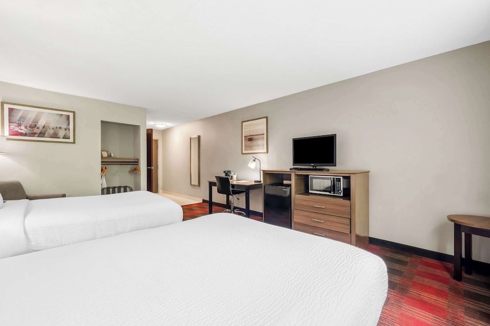 Best Western Dartmouth-New Bedford Standard Room, 2 Double Beds, Non Smoking, Refrigerator & Microwave (Larger Room) 3