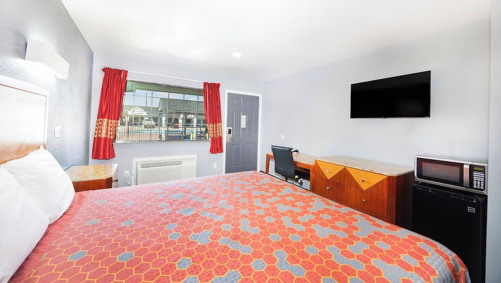 Executive Inn of Hondo Standard Room, 1 King Bed, Non Smoking (room layout subject to availability) 3