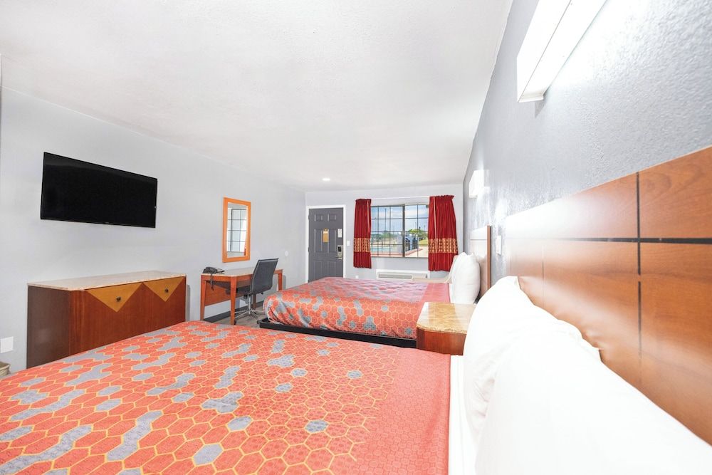 Executive Inn of Hondo Room, 2 Queen Beds, Smoking, Refrigerator 3