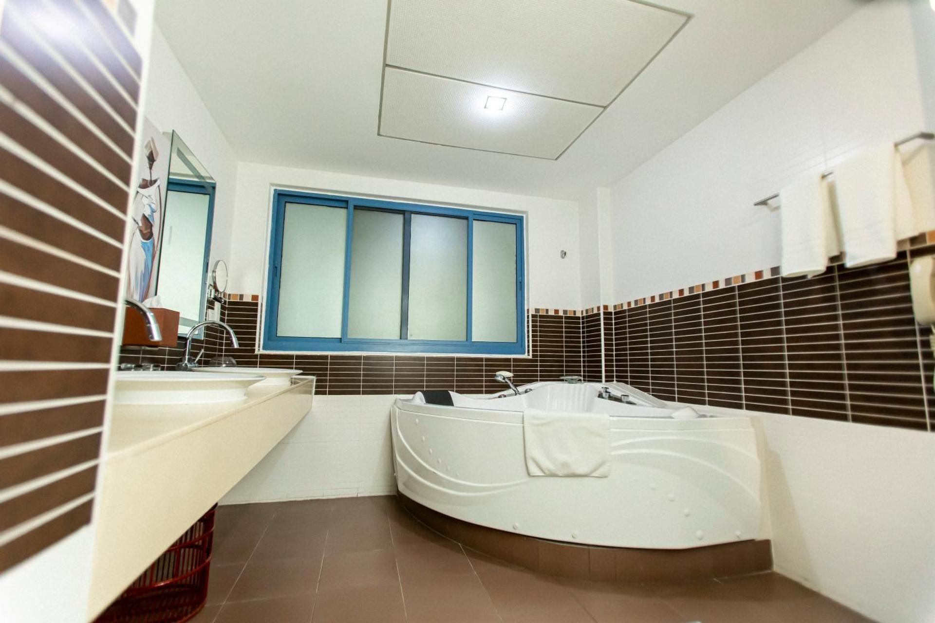 Apartment - 2 King Beds, Nonsmoking, Penthouse, Formal Dining, Private Garden Balcony, Kitchen