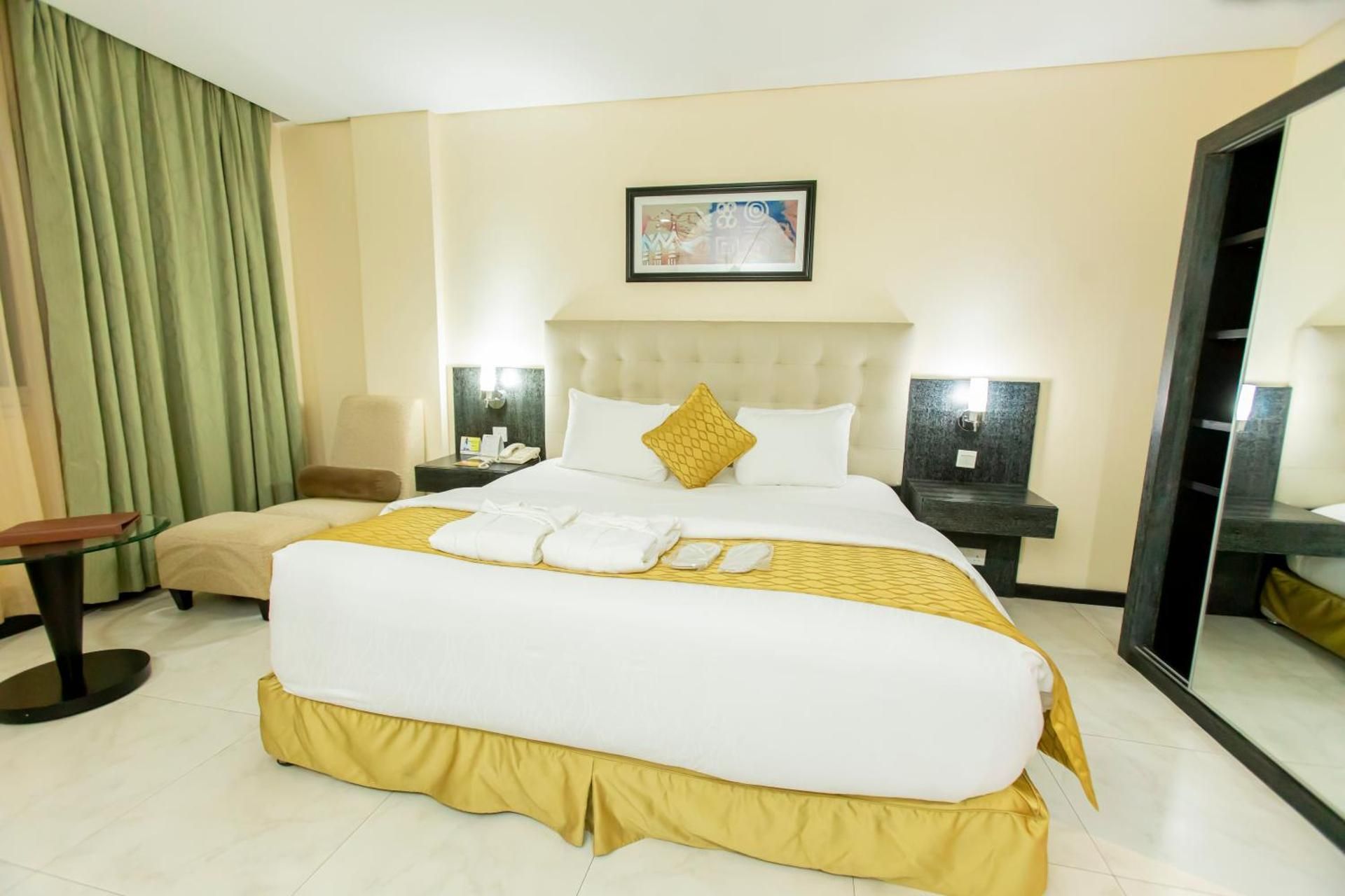 1 King Bed, Nonsmoking, Premier Room
