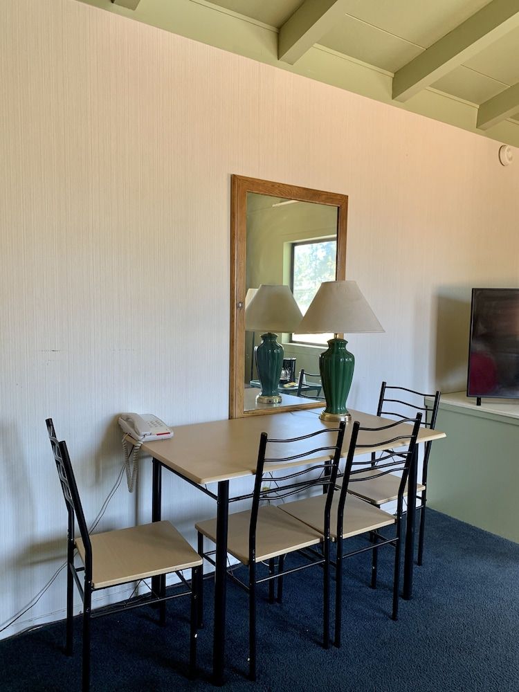 Stevenson's Inn Standard Room, 2 Double Beds 6