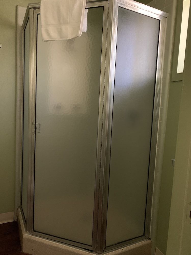 Stevenson's Inn Standard Room, 1 King Bed 4