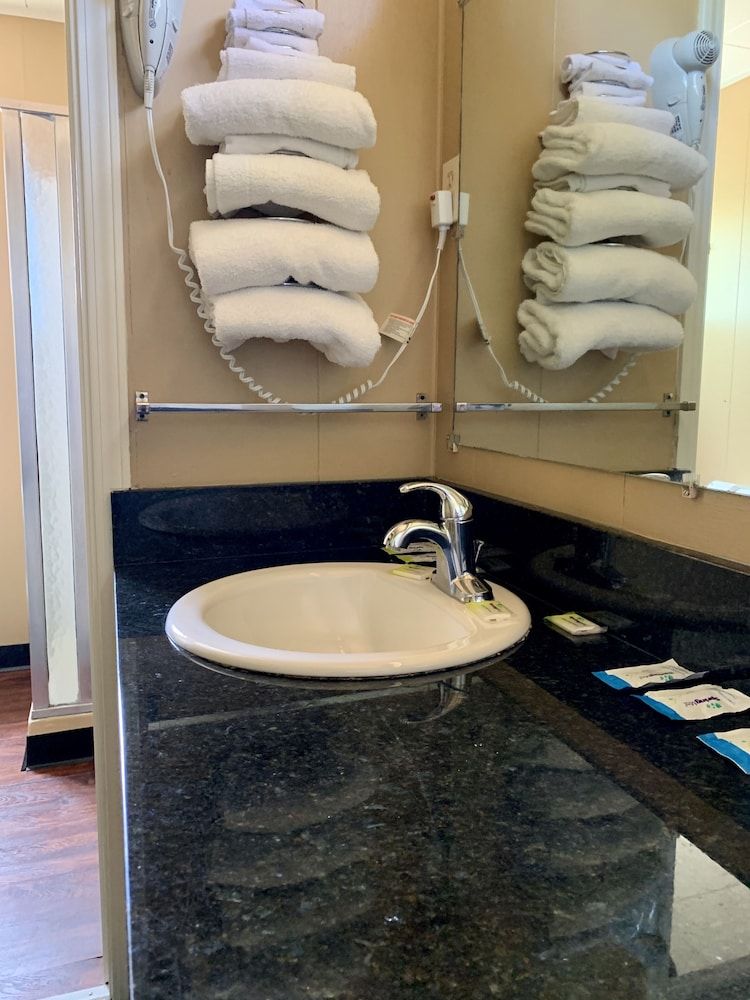 Stevenson's Inn Standard Room, 2 Double Beds 4