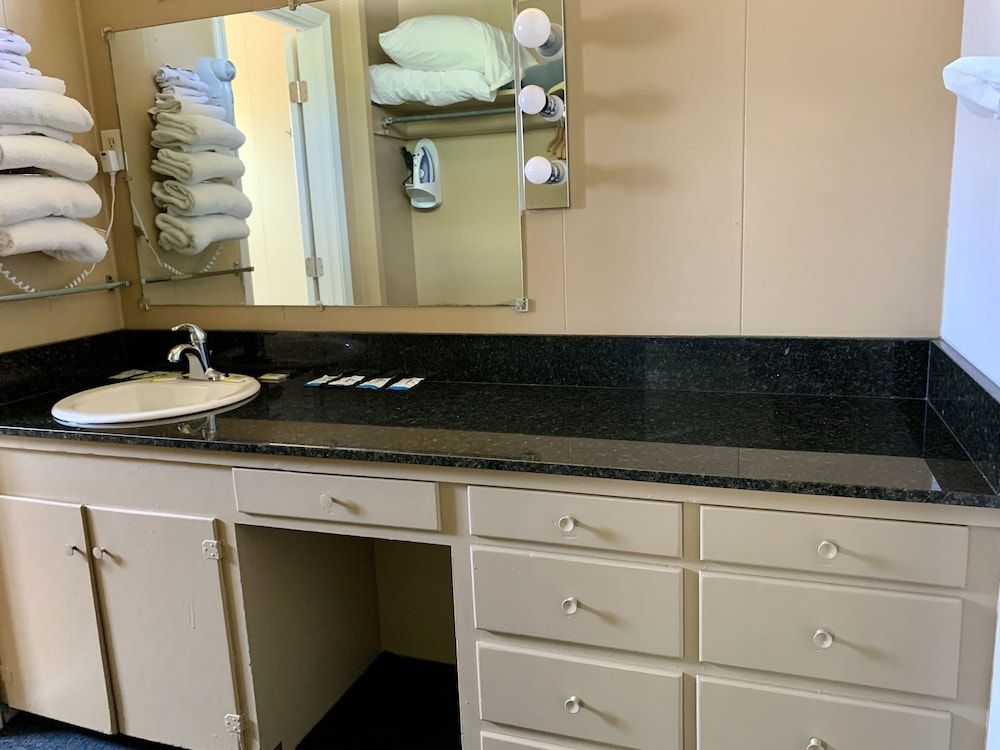 Stevenson's Inn Standard Room, 2 Double Beds 3