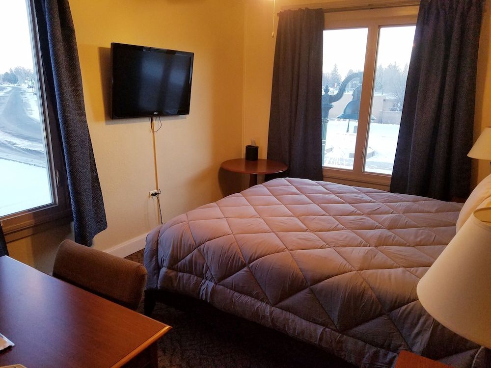 Monte Villa Hotel Room, 1 King Bed, Non Smoking, Refrigerator & Microwave 2