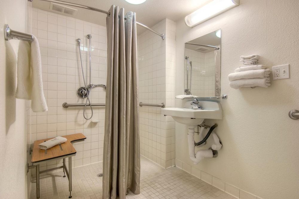 Motel 6 Oceanside, CA Standard Room, 1 Queen Bed, Accessible, Non Smoking 9