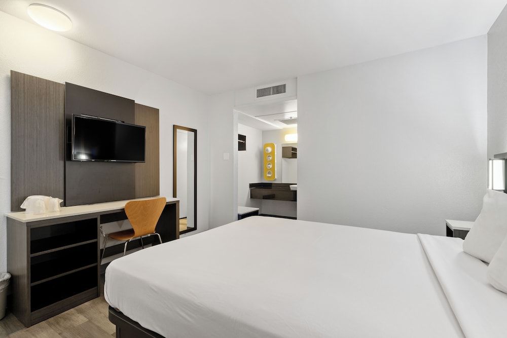 Motel 6 Oceanside, CA Deluxe Room, 1 Queen Bed, Non Smoking, Refrigerator 3