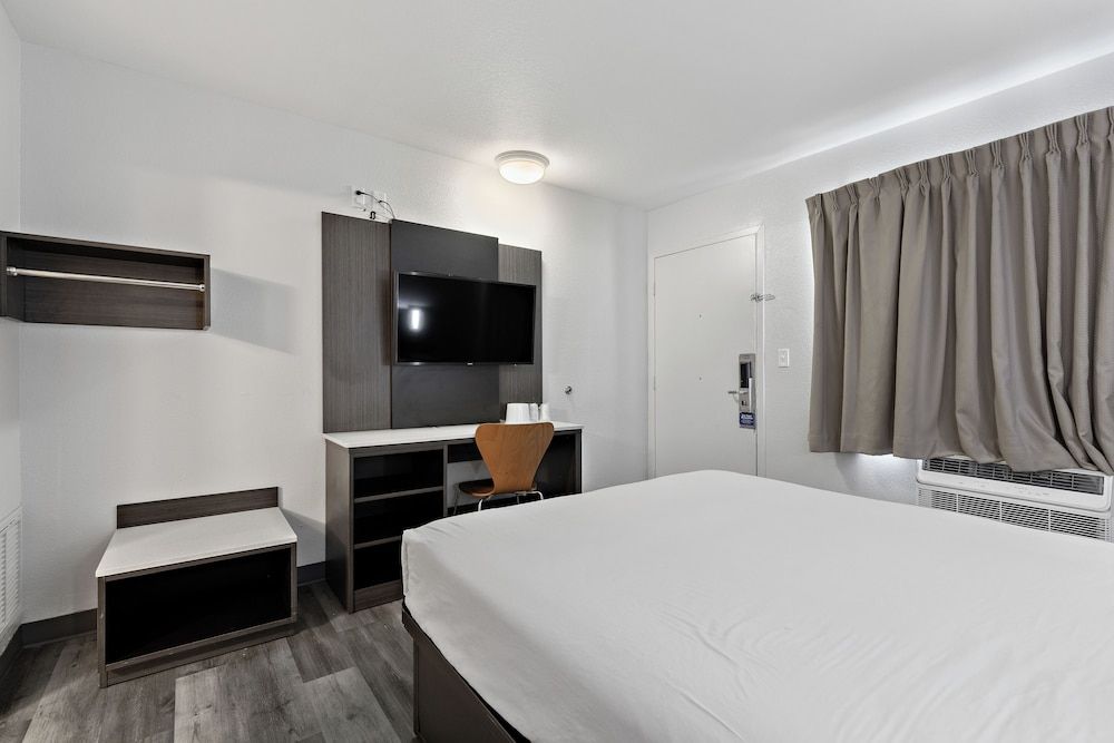 Motel 6 Oceanside, CA Deluxe Room, 1 Queen Bed, Non Smoking, Refrigerator 4