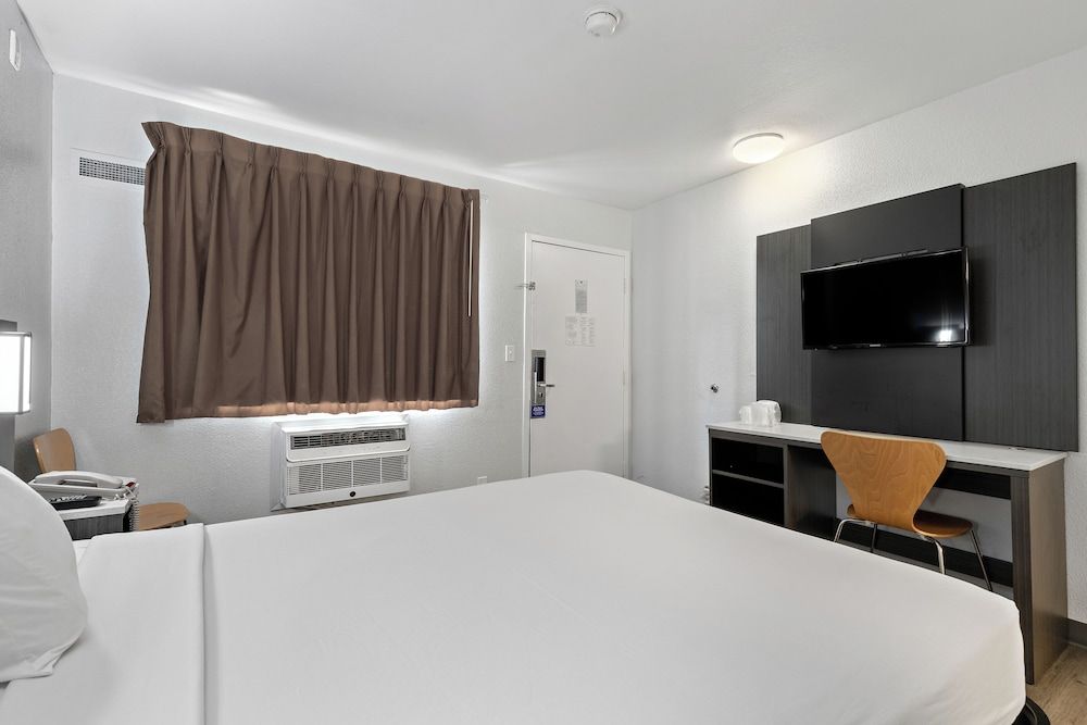 Motel 6 Oceanside, CA Deluxe Room, 1 Queen Bed, Non Smoking, Refrigerator 11