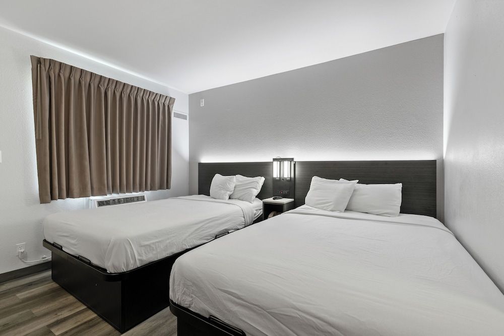 Motel 6 Oceanside, CA Deluxe Room, 2 Double Beds, Non Smoking, Refrigerator 3