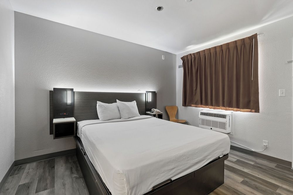 Motel 6 Oceanside, CA Deluxe Room, 1 Queen Bed, Non Smoking, Refrigerator 2