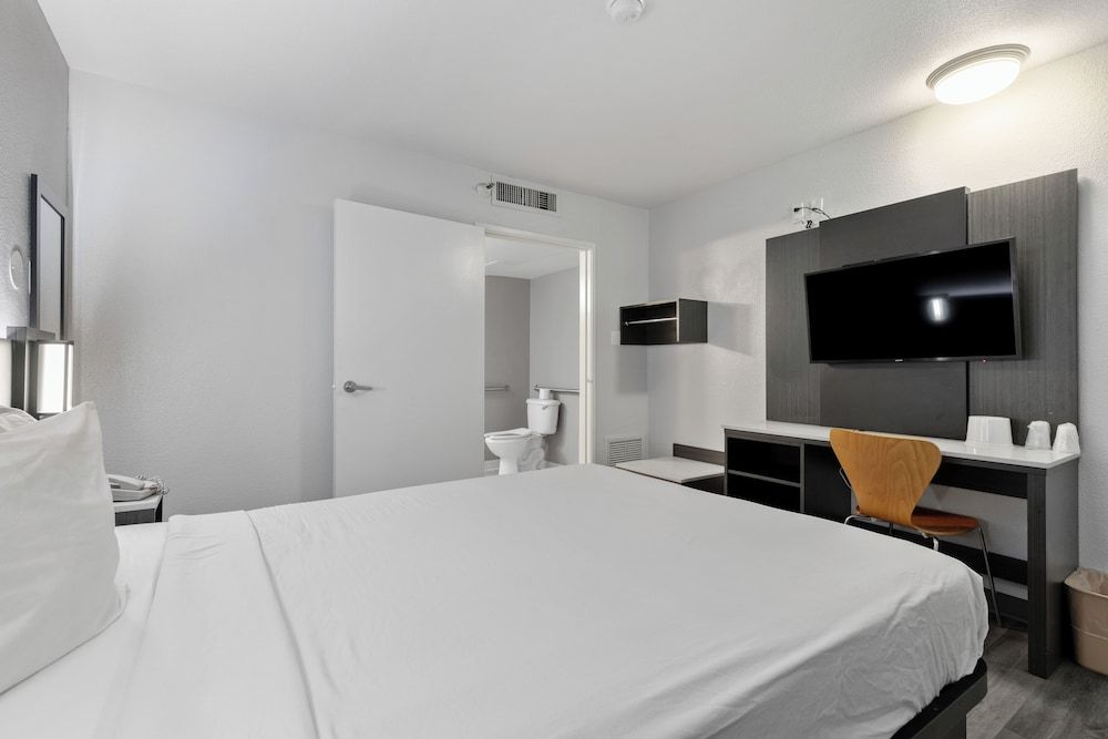 Motel 6 Oceanside, CA Deluxe Room, 1 Queen Bed, Non Smoking, Refrigerator