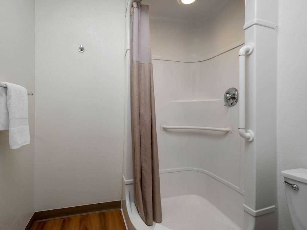 Motel 6 Oceanside, CA Standard Room, 1 Queen Bed, Accessible, Non Smoking 6