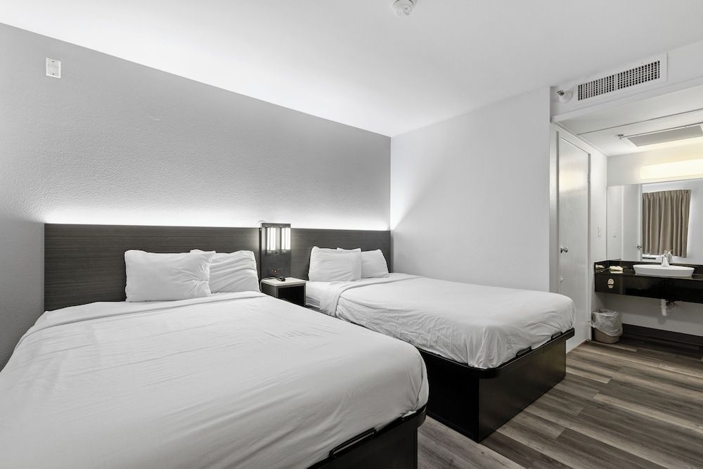 Motel 6 Oceanside, CA Deluxe Room, 2 Double Beds, Non Smoking, Refrigerator 4