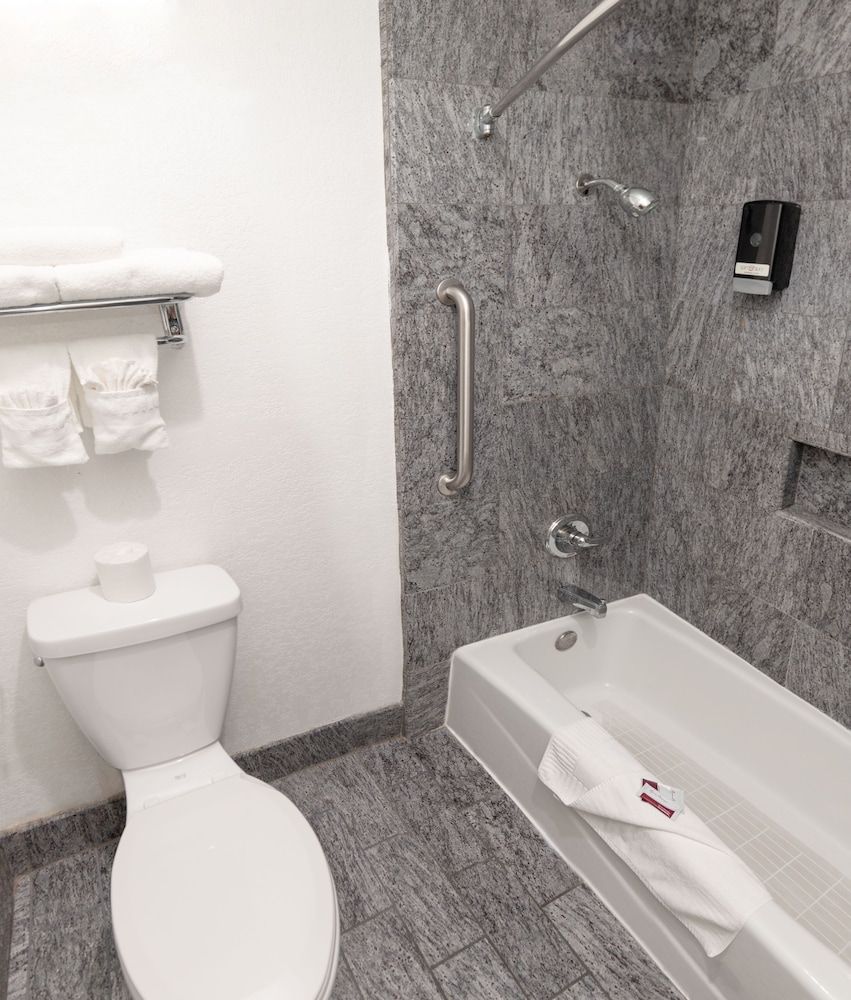 Crown Motel Room, 2 Queen Beds, Non Smoking 7