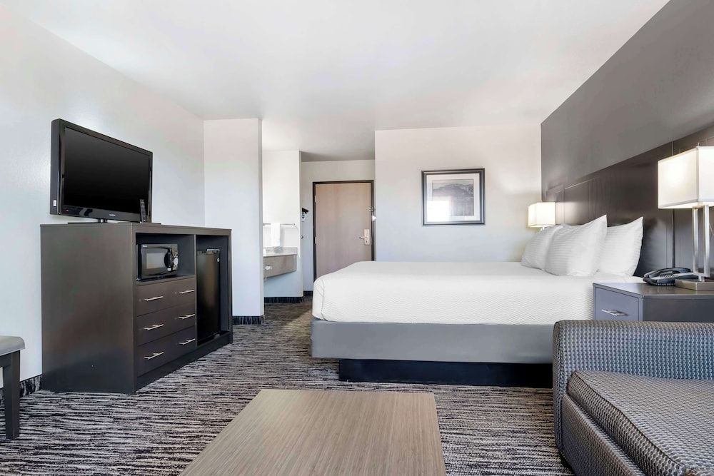 Best Western Santa Fe Standard Room, 1 King Bed, Non Smoking, Refrigerator 2